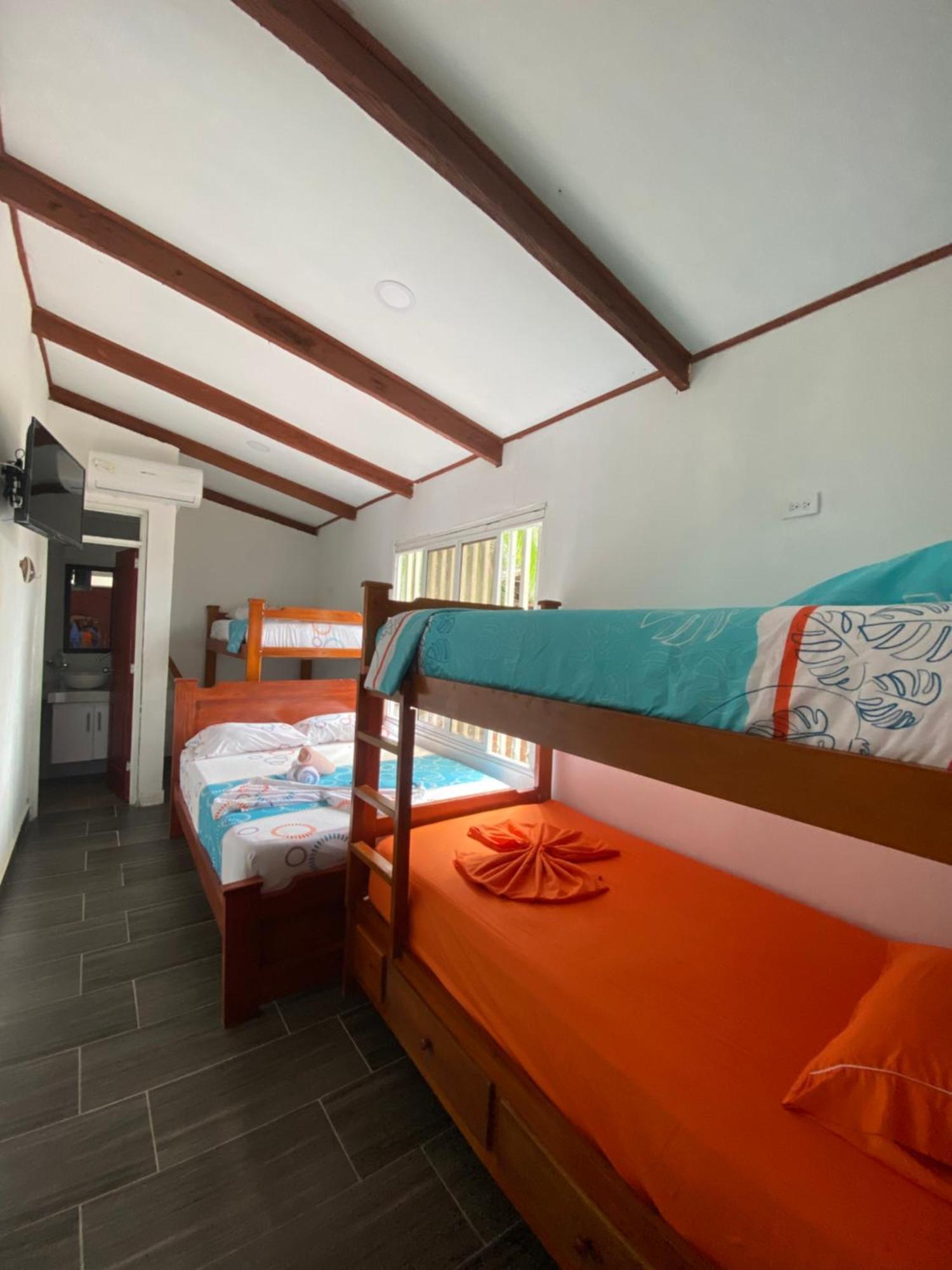 Acuarios Hostal Playa Ladrilleros Zewnętrze zdjęcie